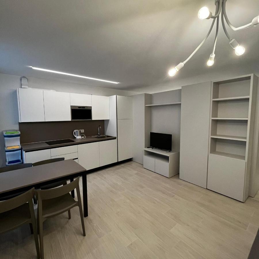Smart Apartments Palazzo Mazzini ロヴェレート エクステリア 写真